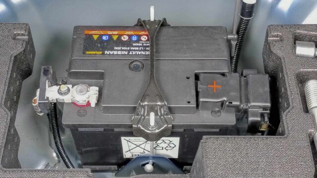 丸7年経過後も劣化していないように見える純正バッテリー